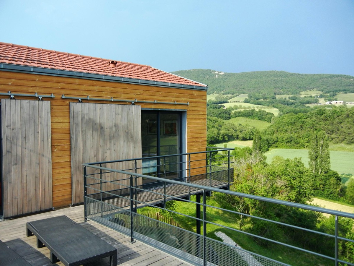 Maison bois avec terrasse et vue sur la vallée