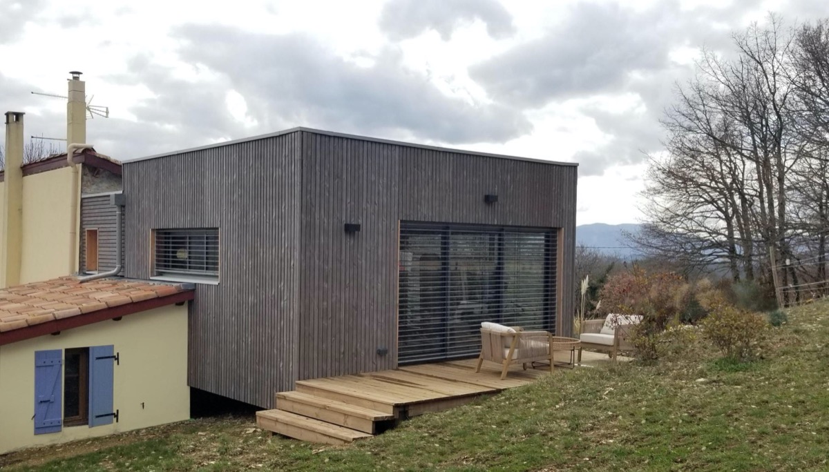 Maison moderne intégrée dans le paysage drômois